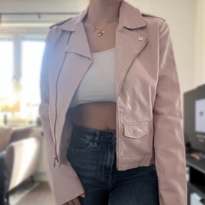 Skinnjacka i babypink  - Skinnjacka (faux leather) i babypink. Använd ca 3-4 gånger!