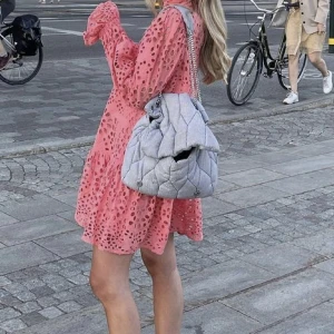 Zara väska - En så fin tygväska från Zara. Vit och blårandig. Jättefint skick!😍 får plats med mycket. (Lånade bilder. En är från @alvajansson)