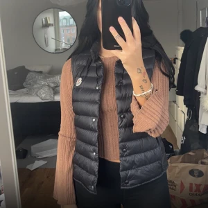 Moncler väst - Nu säljer jag min moncler väst (äkta). Finns äktighetsbevis  Jag använder inte längre pga att den är inte min stil längre. Använt Max 10 gånger 