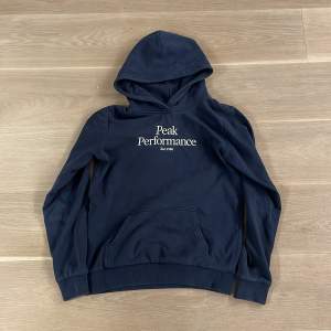 Mörk blå hoodie från peak performance i storlek 160. Använd ett få antal gånger. Hoodien kostar 350 men priset kan diskuteras. Kontakta mig vid intresse💙