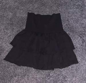 Fin svart kjol från Gina Tricot