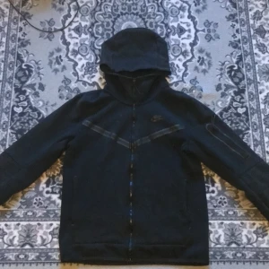 Nike tech fleece  - Bytt stil då jag inte har nån användning för den. Skick 8,5/10