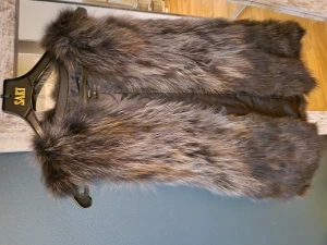 Pälsväst hollies  - Fin pälsväst, i princip nyskick från hollies. Djur och rökfritt hem 