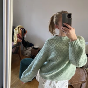 Stickad tröja  - Mint grön stickad tröja, aldrig använd 