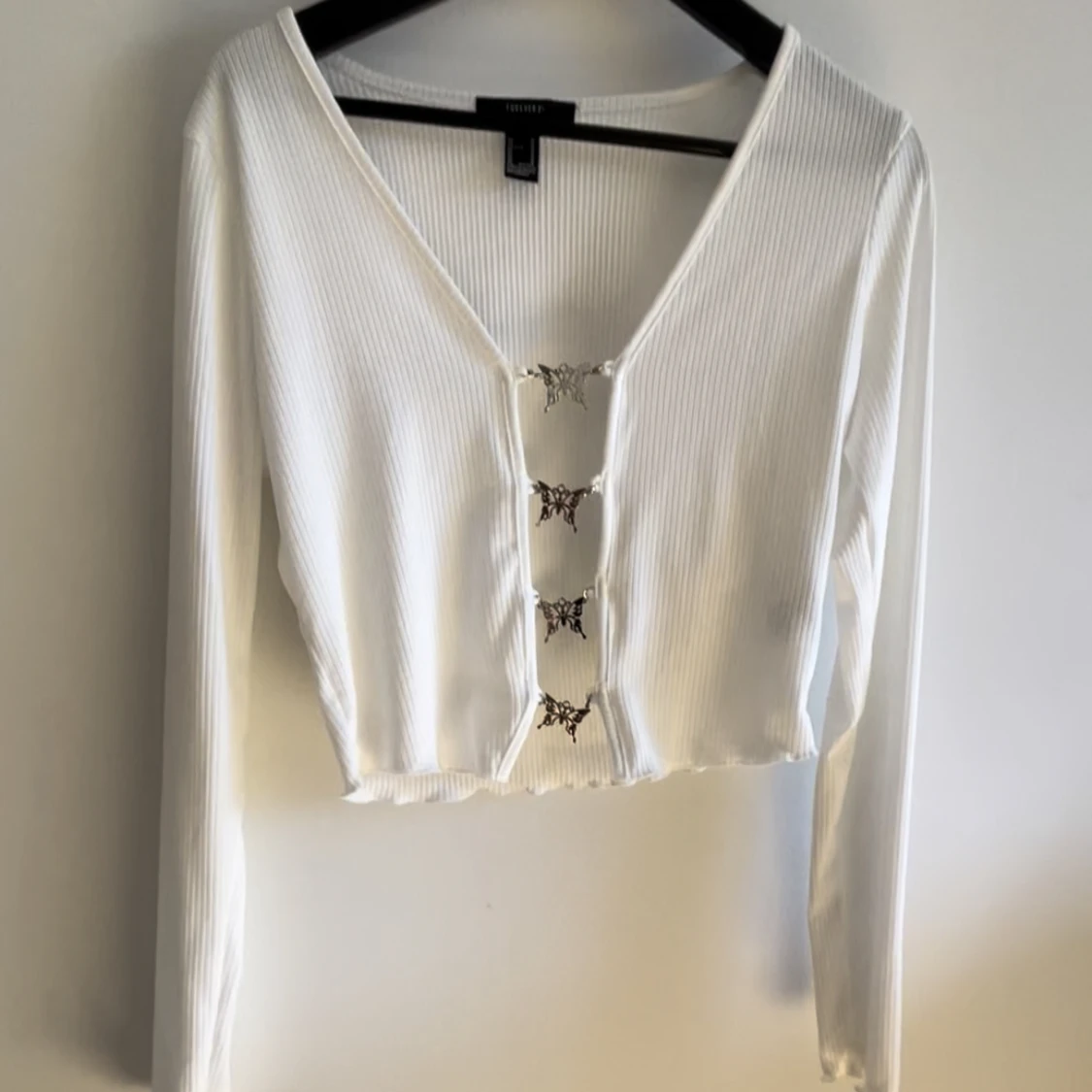 Vit topp med silver fjärilar - 90