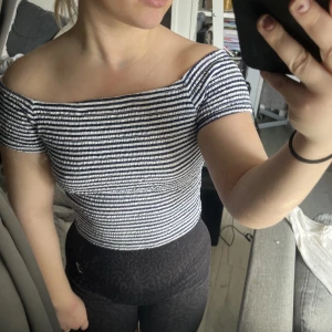 Off-shoulder topp - I fint skick. Toppen är ”ribbad”.