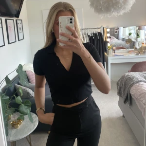 Snygg tshirt - Snygg tshirt från zara med snygg krage och urringning. T-shirten är i storlek M men passar mig som är en storlek S. Den är knappt använd och i fint skick🫶🏼