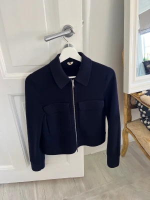 Arket jacka/kofta - Arket jacka/ kofta i mörkblå, fint skick, säljer för att den inte kommer till användning storlek Xs💞💞💞nypris 1200kr