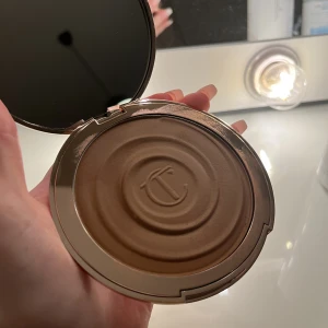 Charlotte Tilbury  - Intressekoll! Super fin bronzer i färgen 2 medium moyen. Blandning mellan kräm och puder produkt, liknar Caias glow bronzer i formula. Super fin på huden, säljer då jag behöver pengar. Köpt för 629 kr💓