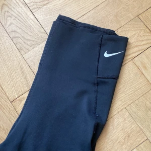 träningstights / nike - Träningstights från Nike i en ”yoga-modell” otroligt skönt material. Har tyvärr inga bilder med dem på men dom sitter som vilket par som helst. 