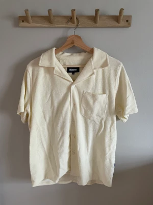 Nikben Terry shirt - Säljer min kortärmade terry skjorta i beige från Nikben då den inte kommer till användning. Inköpt förra sommaren och har inte använts någon gång sen dess. Helt i nyskick och inga defekter. Storleken är S. Köparen står för frakten.