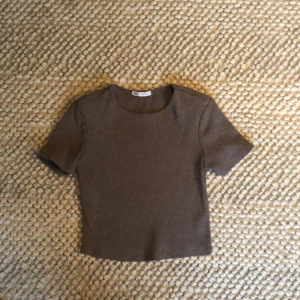 Zara tröja  - En jätte fin axelvadds tröja från zara. Säljer pga att den ej kommer till användning. Tröjan är ribbad🫶🏼🤍 Hör av er vid fler frågor eller intresse💗