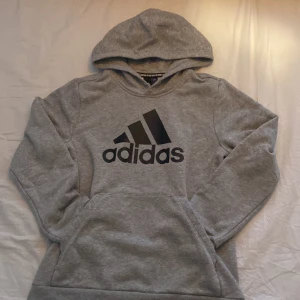 Adidas tröja - Fräsch ny adidas tröja. 
