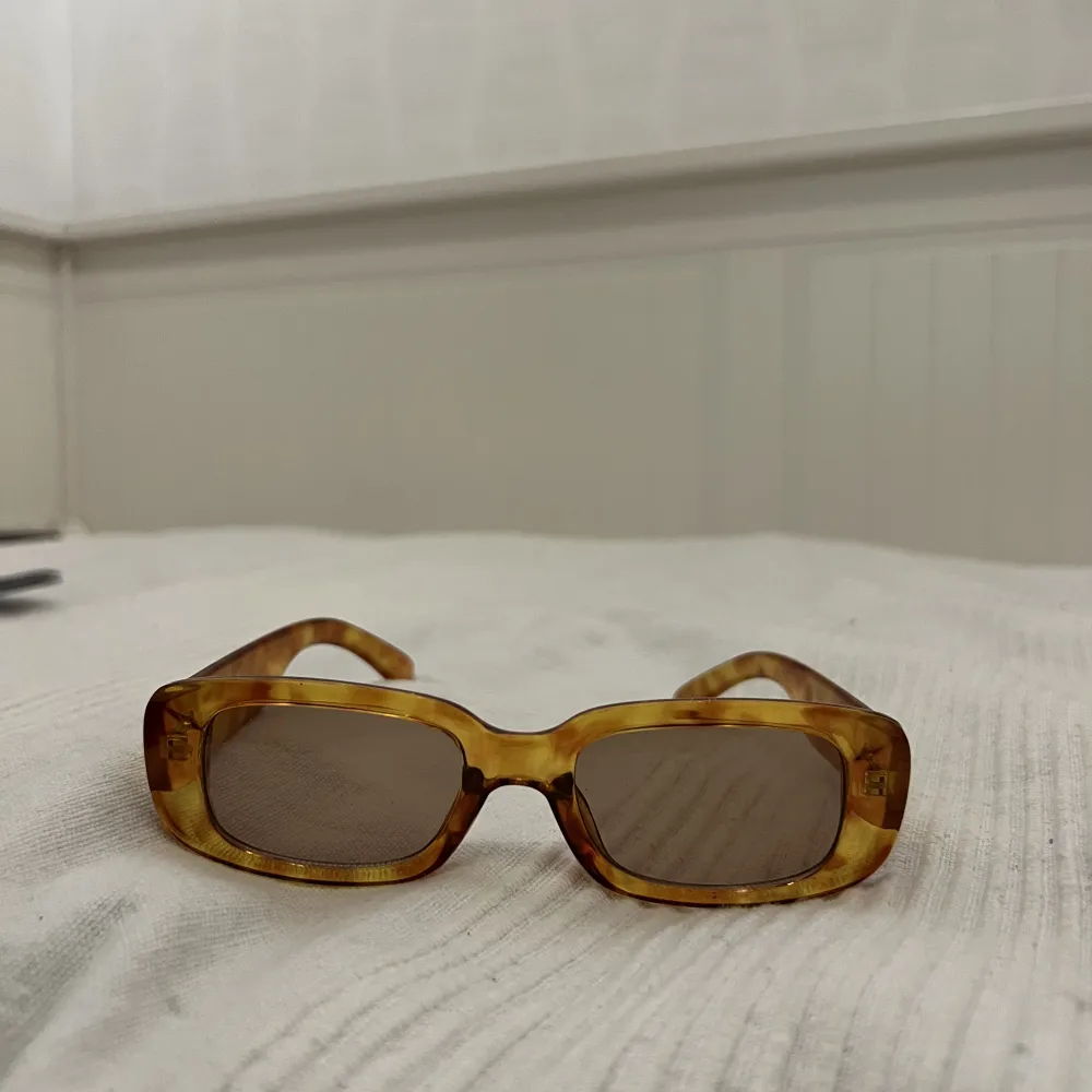 Snygga och trendiga solglasögon från ginatricot. Nästan aldrig använda köpt förra sommarn! . Övrigt.