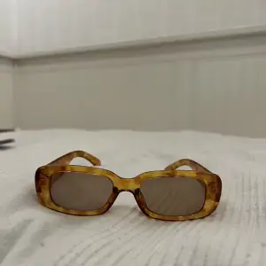 Snygga och trendiga solglasögon från ginatricot. Nästan aldrig använda köpt förra sommarn! 