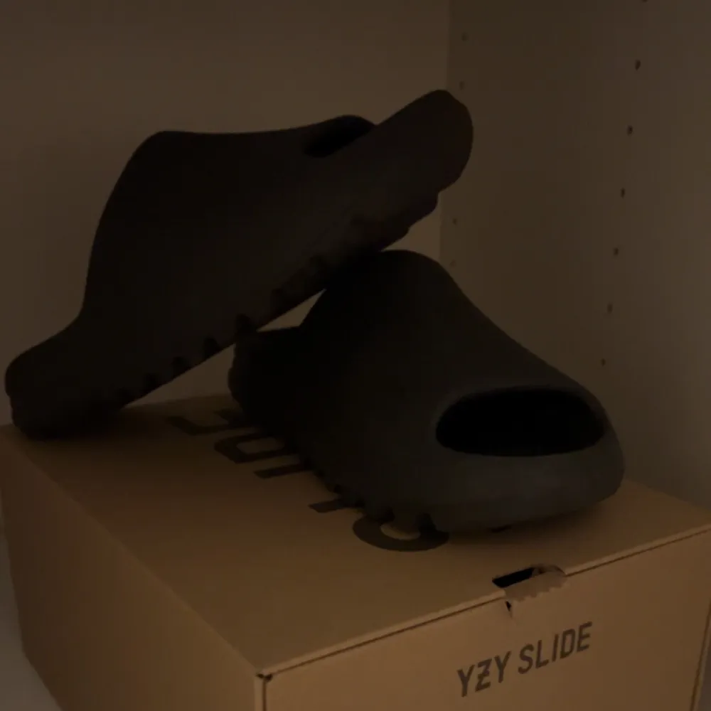 Säljer mina oanvända Yeezy Slides. 10/10, låda ingår. kvitto finns. Går för ca 2500-3000kr. Skor.