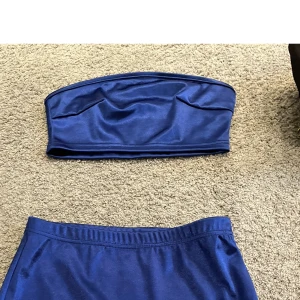 Blått set - Ett jätte fint silkes blått set från shein aldrig använts för tyckte inte om hur det satt på mig. Men formar kroppen på ett fint sätt och väldigt somrigt! Vid fler frågor/bilder skriv privat💗 köparen står för frakt