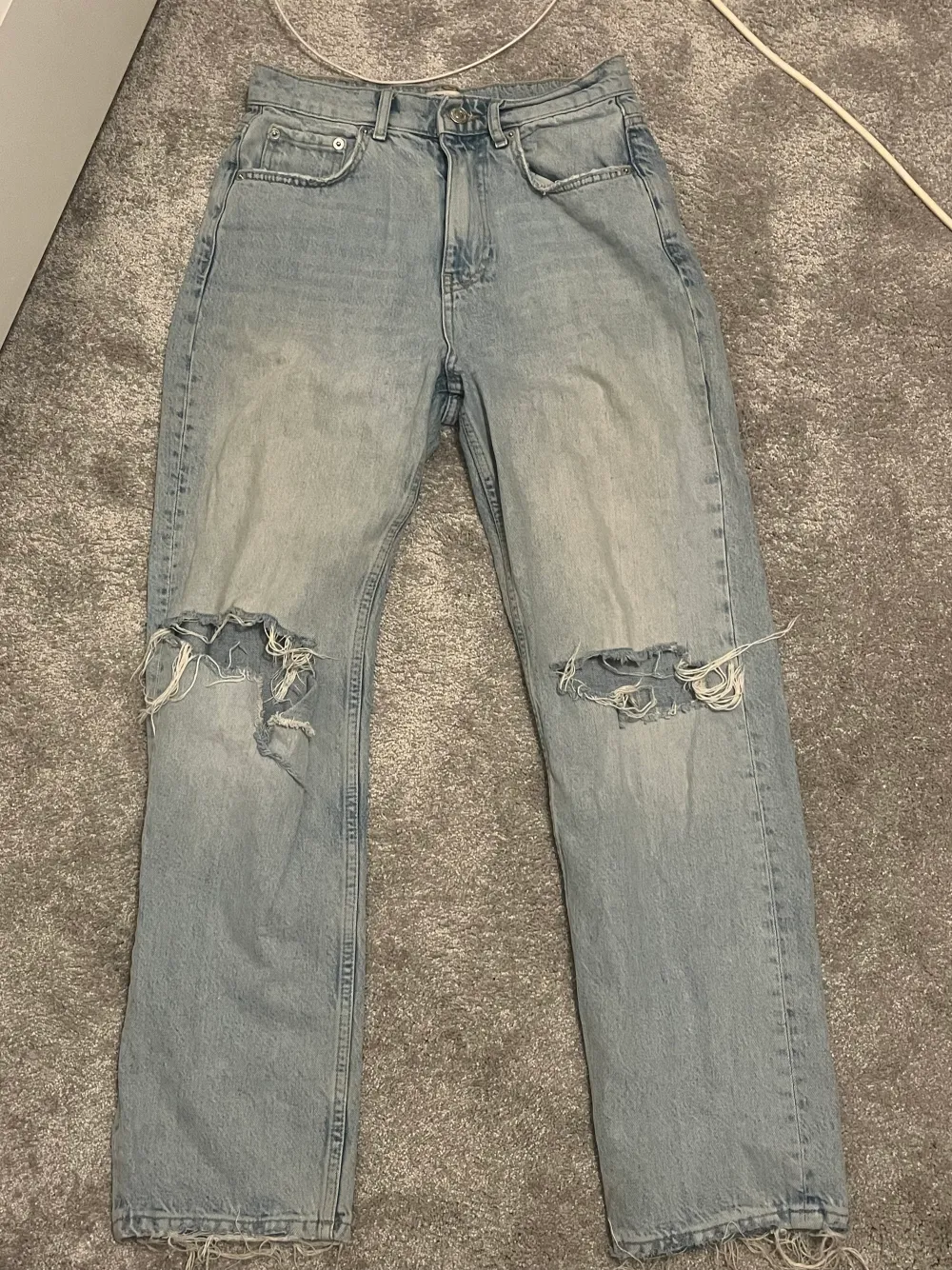 Säljer dessa populära jeans ifrån ginatricot i storlek 36, säljer pga lite för stora❤️ köparen står för frakten. Jeans & Byxor.