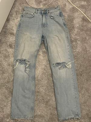 Säljer dessa populära jeans ifrån ginatricot i storlek 36, säljer pga lite för stora❤️ köparen står för frakten