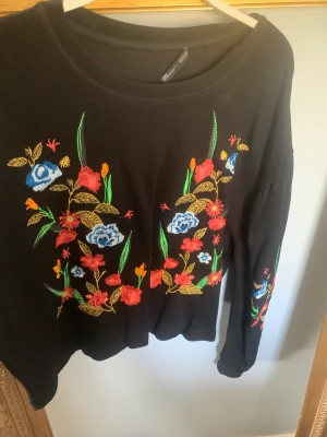 Tröja  - Tröja med blommor.