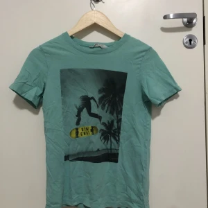 Pojke, t-shirt - T-shorts med tryck.