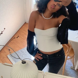 Svarta jeans  - Svarta Low/midwaist jeans! Strl 38 men passar 36 också. Jag är 165! Så najs men måste rensa jeans :,( 💘💖💞pris kan diskuteras vid snabb affär!