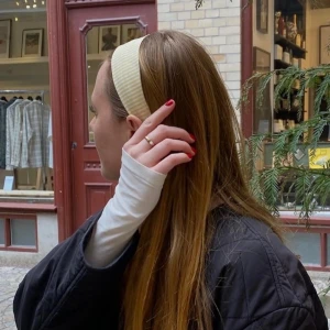 Hårband 05 yellow/white - 05 yellow/white 💙 Vi syr egendesignade hårband i vårt UF företag. Perfekta till sommaren!! 