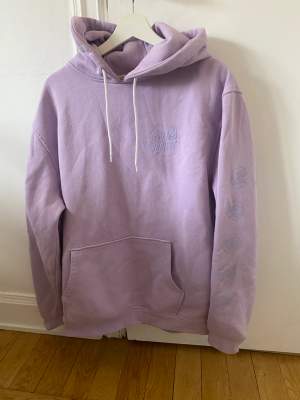 Oversized lila hoodie från Santa Cruz.  Tjock och varm i materialet. En pytteliten fläck som ej går bort, men som knappt syns.