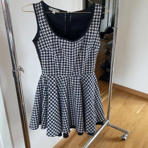 Jones + Jones  - Super fin kort klänning. Kort 