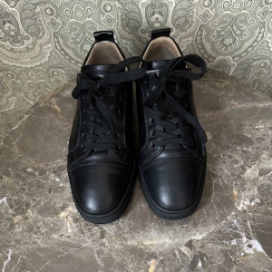 Christian Louboutin Sneakers - Storlek 40 Nypris ca 12.000 Skick 8/10 Dustbag, papper och tags följer med.