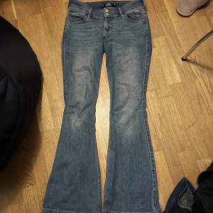 Lågmidjade flared jeans från hollister, sista bilden är mest accurate för färgen, jättebra skick