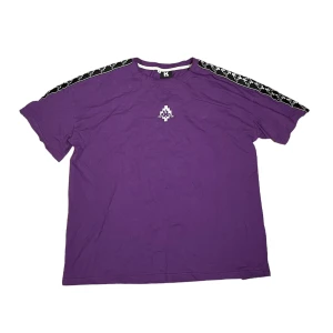 Kappa X Marcelo Burlon Tee  - Skick 9/10 Storlek Xl men sitter som en L/M Bud från 400:-