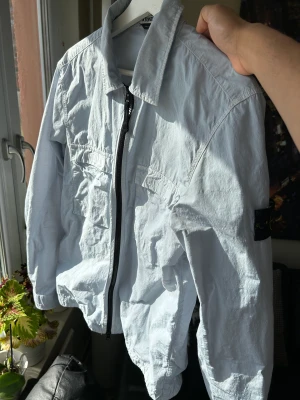 Stone island overshirt  - Först till kvarn till denna perfekta vår Stone island overshirt, vill sälja den ganska snarast och fraktar över hela landet och möts upp centralt i Stockholm. Det går även göra byten helst mot äkta moncler saker, jackan är i väldigt bra skick😊☺️