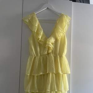Fin gul klänning i mycket gott skick. 