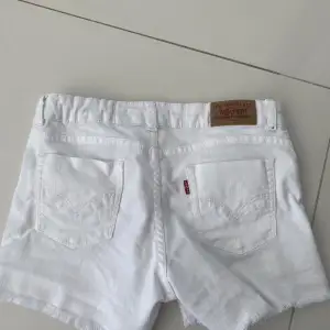 Vintage low waist white levis shorts