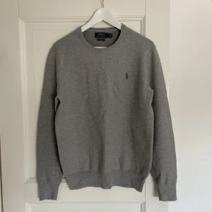 Ralph Lauren Sweater - Säljer min Ralph Lauren tröja då den har blivit lite för liten och heller inte kommit till mycket användning.  Nypris 1900kr, säljes för 450kr.