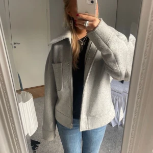 NA-KD kappa - Säljer min jättefina gråa nakd kappa. Lånade bilder!💖