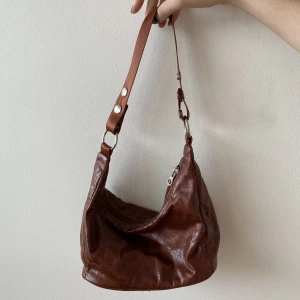 Ljusbrun baguetteväska - Ljusbrun väska från weekday. Oanvänd.