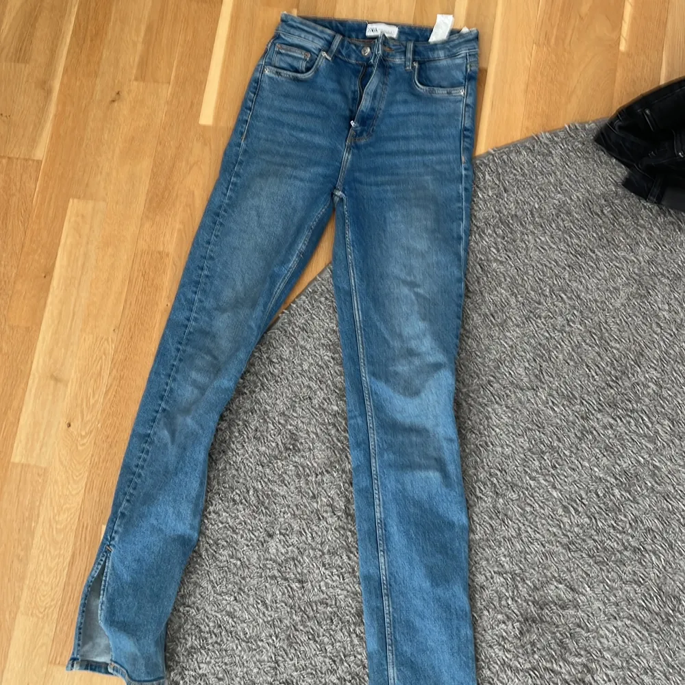 Blåa smått bootcut jeans från Zara i mycket bra skick, långa och passar bra. Jeans & Byxor.