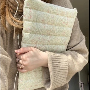 Baserat datafodral - Vaderat datorfodral av upcyklat tyg (naturligtvis maskintvättat innan användning). Fodralet är vaderat med ett 20 mm tjockt mellanlägg. Blixtlås på kortsidan. Passar 13” dator (macbook air bl.a). 💞KVAR💞  Skriv vid frågor! 🌷☀️✨