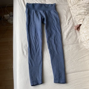 Aimn träningstights - Storlek S, sitter lite tajt så skulle nog kunna funka på XS också. Lappen är bortklippt i tightsen.