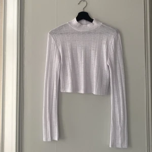 Topp - En vit snygg topp från NA-KD som säljs för att den ej kommer till användning. Den är bara använd ett fåtal gånger men är väldigt bekväm och snygg. Hör gärna av dig vid intresse och fler bilder