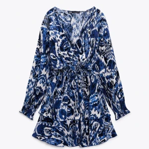 Volangklänning - !INTRESSEKOLL PÅ ZARA KLÄNNING!  tänkte kolla om det finns något intresse av denna klänning som tyvärr inte passar mig i längden 💕 säljer för samma pris som köpt. Perfekt till sommaren 🌸💕