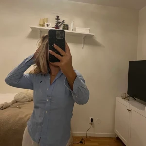 Skjorta Ralph Lauren - Jättefin blå skjorta från Ralph Lauren. Nyskick - endast använd 2 ggr. Passar XS och S. Perfekt till våren och sommaren! 💗