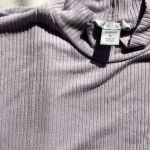 T-shirt  - Jättefin t-shirt perfekt till våren och sommaren🌞inga defekter. Stretchigt och luftigt material💜