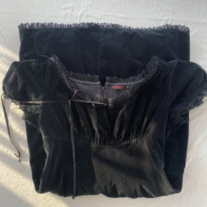 Milkmaid sammet klänning  - Vacker milkmaid klänning i sammet. Har pärlor på banden, broderier och spetsdetaljer. Från nomads, storlek M på lappen men passar M/L. Pärlorna har gått av på ett av banden, dm för bild. Säljer pga är för stor för mig. Köps via Swish eller köp nu 💋