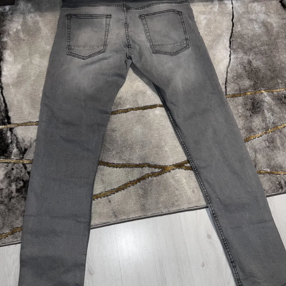 Säljer ett par gråa Jeans storlek 36/34. Det finns tyvärr en fläck längst ner på byxorna syns ej på bilden, där av det billiga priset skick 7/10. Jeans & Byxor.