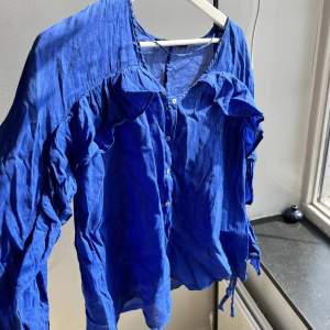 Härligt blå blus från Zara. Mjukt och tunt material så den har passat perfekt till vår/sommar. Sparsamt använd. 