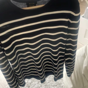 randig stickad tröja massimo dutti - Helt oanvänd köpte den spontant men jag tycker inte om att de är randigt nypris 800kr 