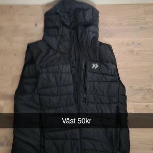 Diverse kläder - Billigt pris på hoddies och väst